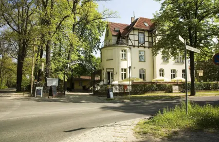 Hotel Kronprinz Отели в г. Фалькензе