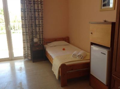 a bedroom with a single bed , an air conditioner , and a window with curtains at Hotel Summery