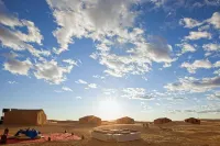 Bivouac la Dune Blanche Hôtels à : Zagora