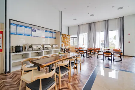 7 Days Premium (Shizhu Caixincheng High-speed Railway Station) Отели в г. Шичжу-Туцзяский автономный уезд