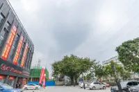Vienna Hotel (Huizhou Boluo High Speed Rail Central Bus Station Hotel) - parking