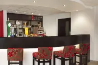 Ramada by Wyndham Wakefield - bar