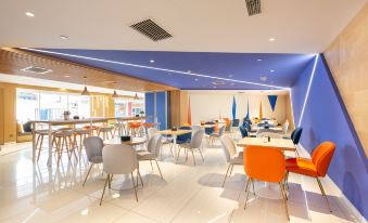 The restaurant features tables and chairs arranged in the center, facing each other at Holiday Inn Express Xi'an Bell Tower