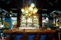 Burasari Phuket Resort - bars