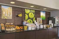 La Quinta Inn & Suites by Wyndham Ontario Airport - sarapan