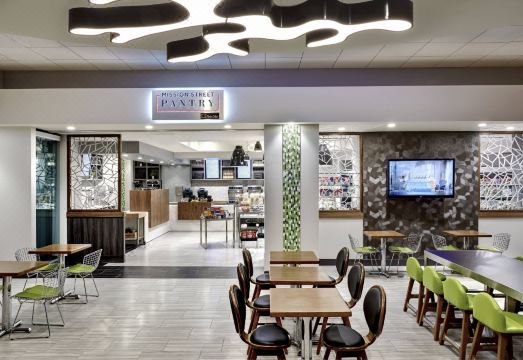 샌프란시스코 메리어트 마르키스의 웅장한 로비와 시설