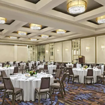 Le Centre Sheraton Montreal Hotel โรงแรมใกล้สถานีกลางเมืองมอนทรีออล