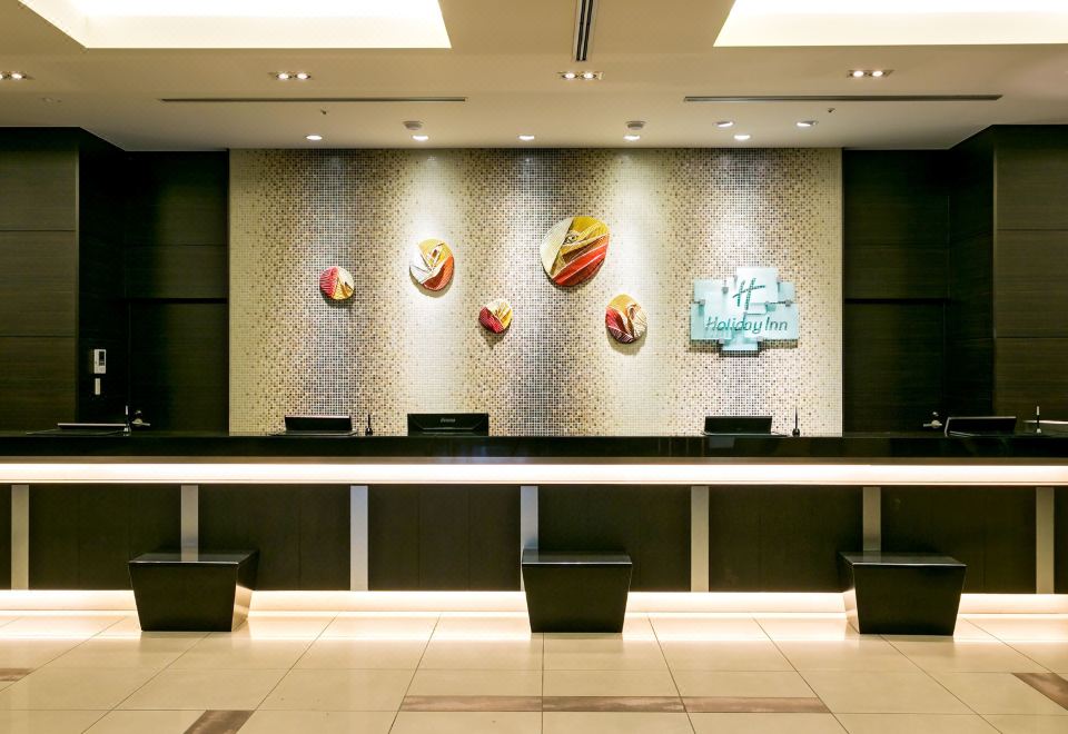 Holiday Inn Osaka Namba의 모던한 객실 내부 사진