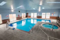 Bridgeway Inn & Suites - Portland Airport - piscina