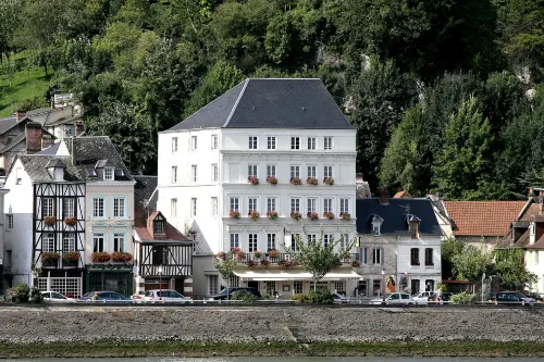 Logis - Hôtel & Restaurant le Bellevue Hotels in Bourgtheroulde-Infreville