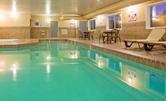 Holiday Inn Express Devils Lake