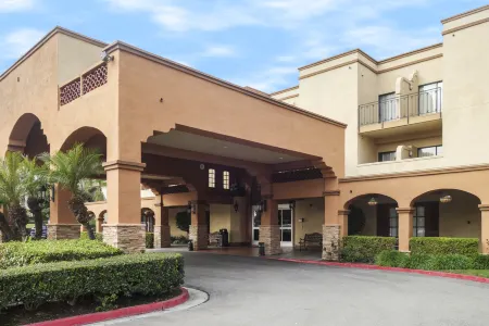 MainStay Suites Orange County John Wayne Airport Отели рядом с Аэропорт Джона Вэйна