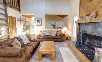 Home Only a Few Blocks to Heavenly Ski Resort by RedAwning