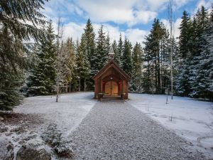 Mulvehill Creek Wilderness Inn and Wedding Chapel