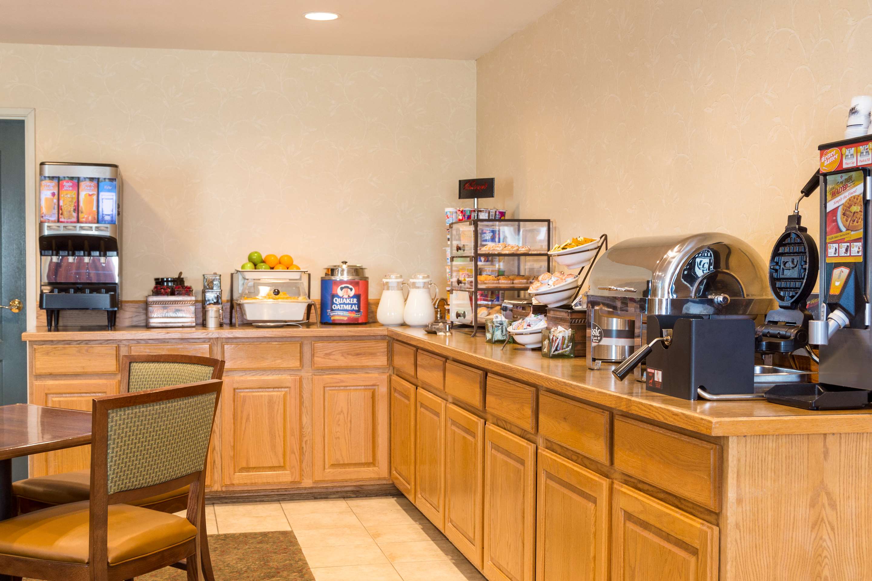 Country Inn & Suites by Radisson, Nevada, MO