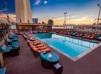 The STRAT Hotel, Casino & Tower - Romantische
