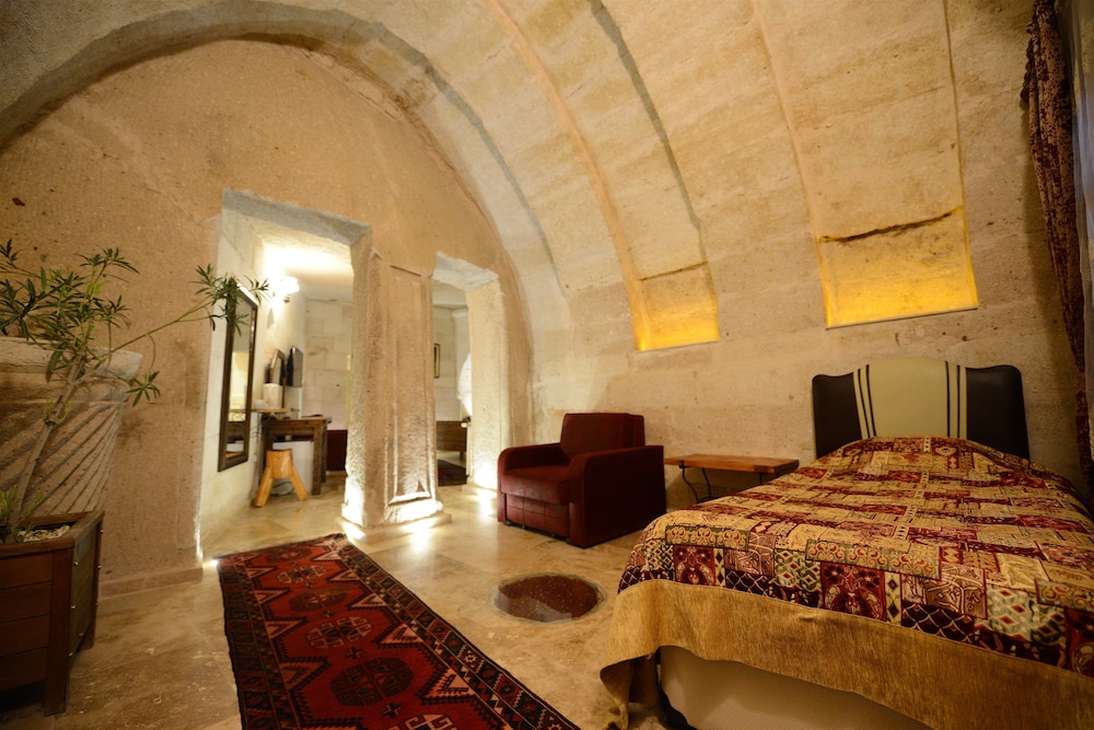 Roma Cave Suite