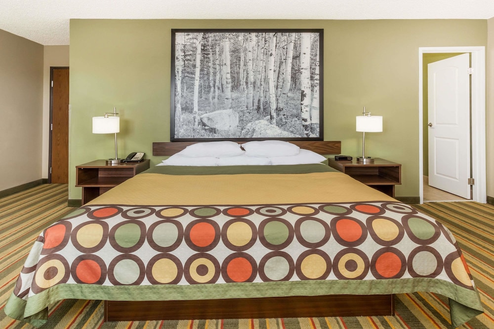 Super 8 by Wyndham Montrose