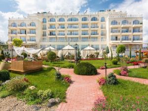 Therma Palace - Private Beach & Free Parking