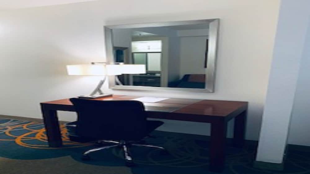 Holiday Inn Express & Suites Dallas Park Central Northeast
