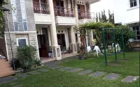 Villa Giri Kembang Hotell i Sukatani