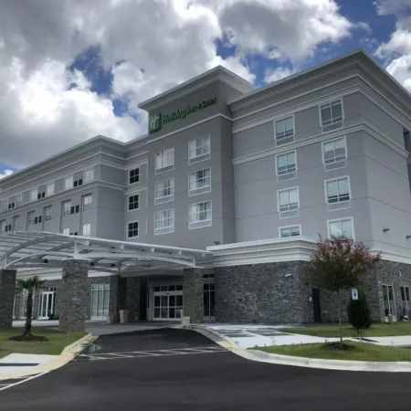Holiday Inn & Suites FAYETTEVILLE W-FORT BRAGG AREA by IHG