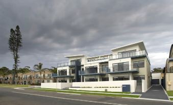 Mollymook Luxury Beachfront Apartment 3 - Housity