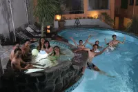 1775 Adriatico Suites - Kolam Renang