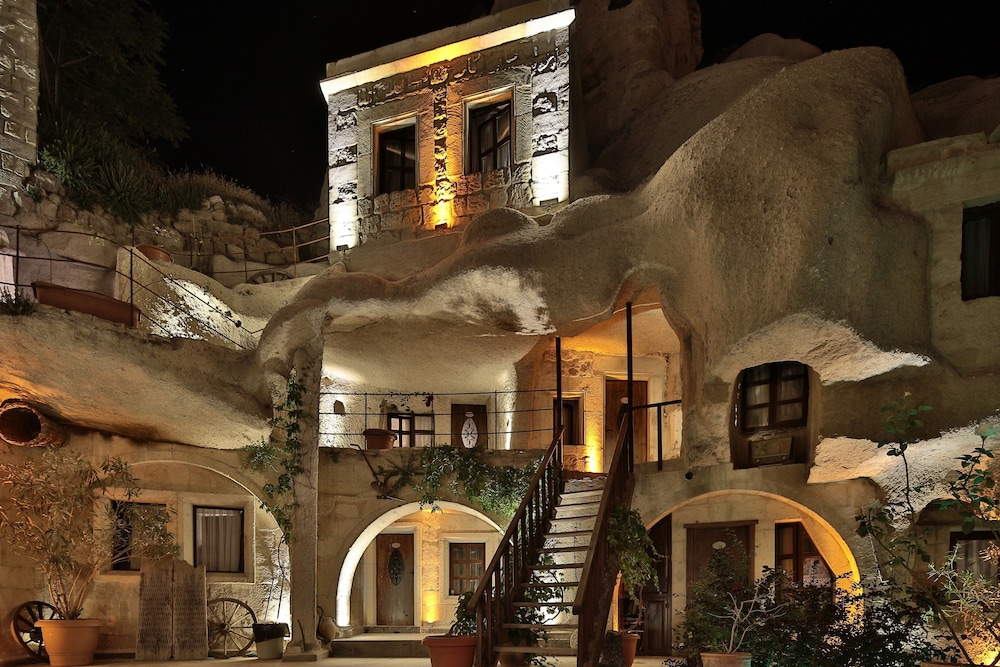 Shoestring Cave House