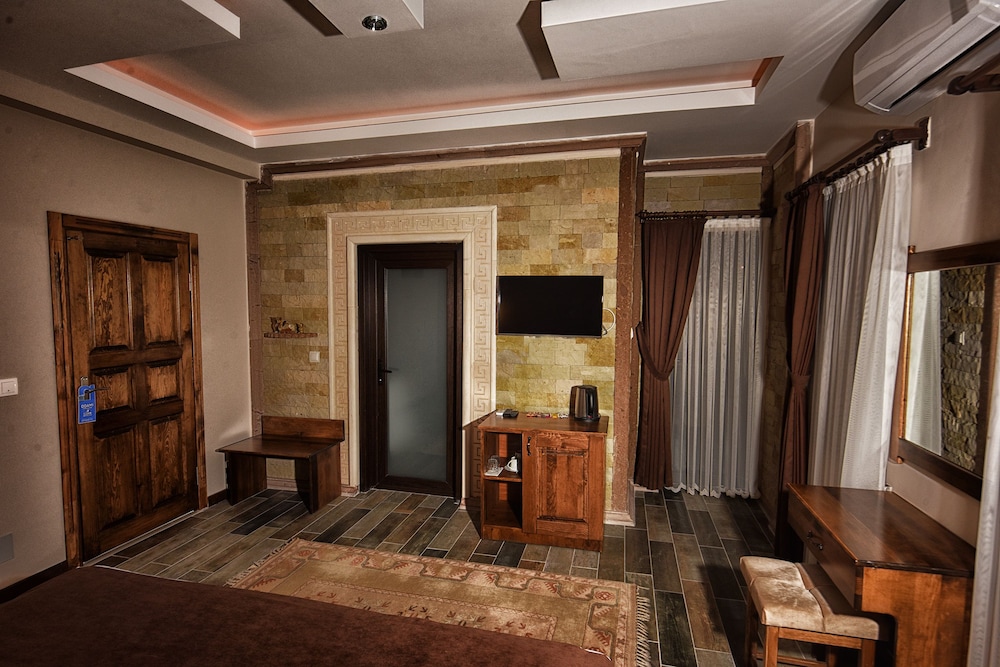 El Nazar Stone Suite