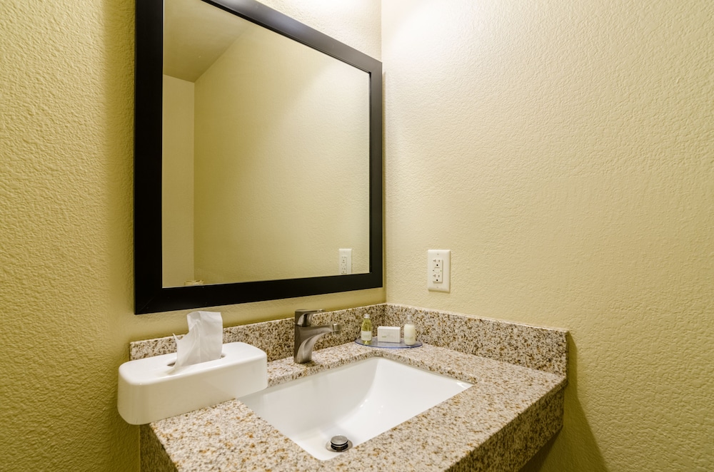 Cobblestone Hotel & Suites - McCook