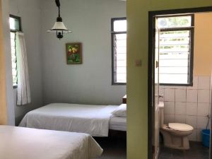 Spacious Room at Villa Gajahmungkur (3 Bedrooms)