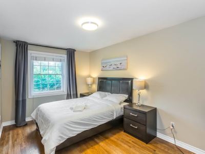 Thornhill 1 Cozy Cleanbedroom