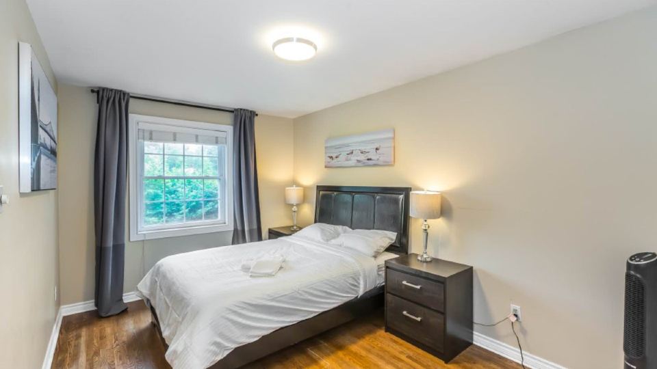 Thornhill 1 Cozy Cleanbedroom