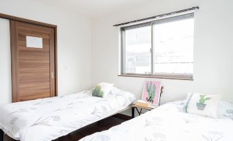 10 minutes from Namba Station  Directly from the airport  A176-2