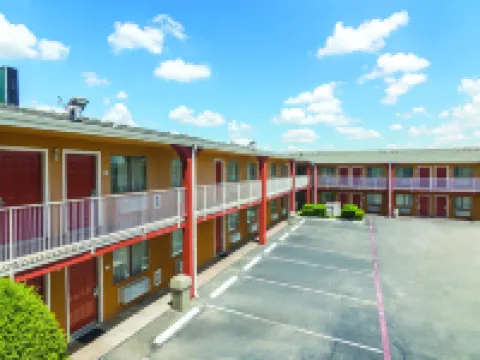 Days Inn & Suites by Wyndham Arlington Near Six Flags Hotels in Arlington