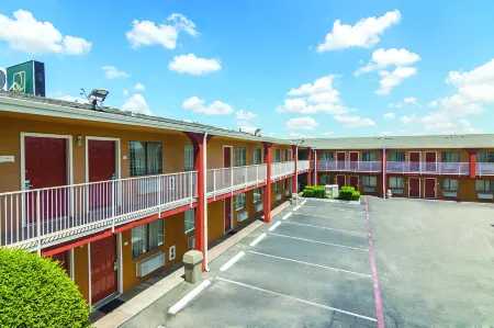 Days Inn & Suites by Wyndham Arlington Near Six Flags
