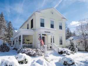 34 State "Historic Luxury Suites" Skaneateles