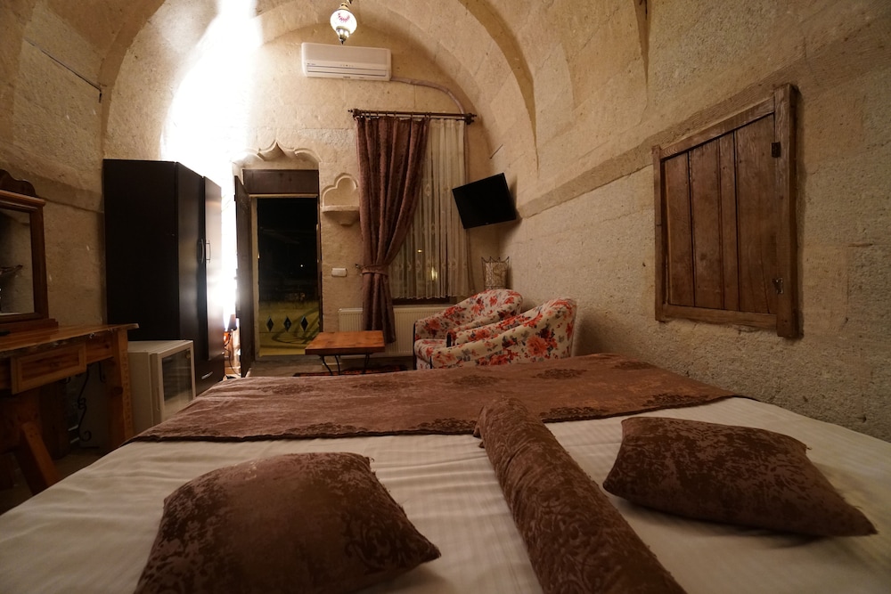 Roma Cave Suite