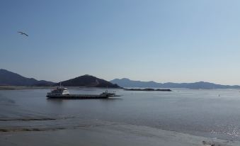 3. 바다가보이는사이..