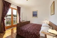 Villa Vjeka Cozy Family Retreat with Heated Pool, Brač Island - Biệt thự