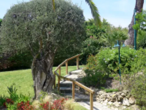 L'Ange Gardien Hotels near Les Musees de La Citadelle