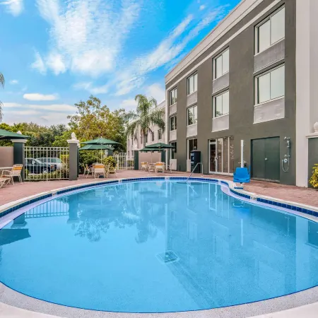 La Quinta Inn & Suites by Wyndham Naples Downtown
