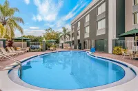 La Quinta Inn & Suites by Wyndham Naples Downtown