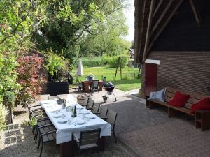 Quaint Farmhouse Near River in Oosterwijk