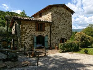 Holiday House Overlooking Lake Near Tuscany