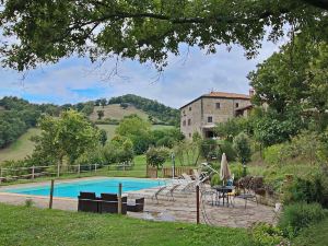 Accogliente casa vacanze con piscina ad Apecchio