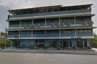 Krabi Grand Place Hotel Các khách sạn gần Wat Khlong Yai