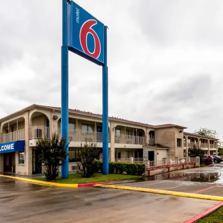 Motel 6 San Antonio, TX - Splashtown Отели рядом с достопримечательностью «AT&T Центр»