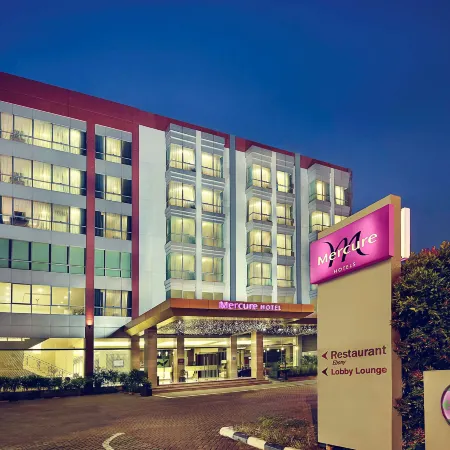 Mercure Pontianak City Center Отели рядом с достопримечательностью «Памятник Digulis»